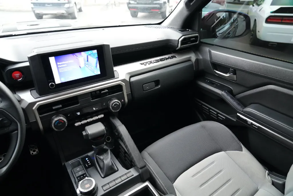Toyota Tacoma photo 22
