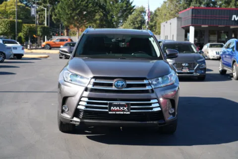 Another view of 2019 Toyota Highlander Hybrid Limited Platinum for sale in Puyallup, WA at Maxx Autos Plus Puyallup