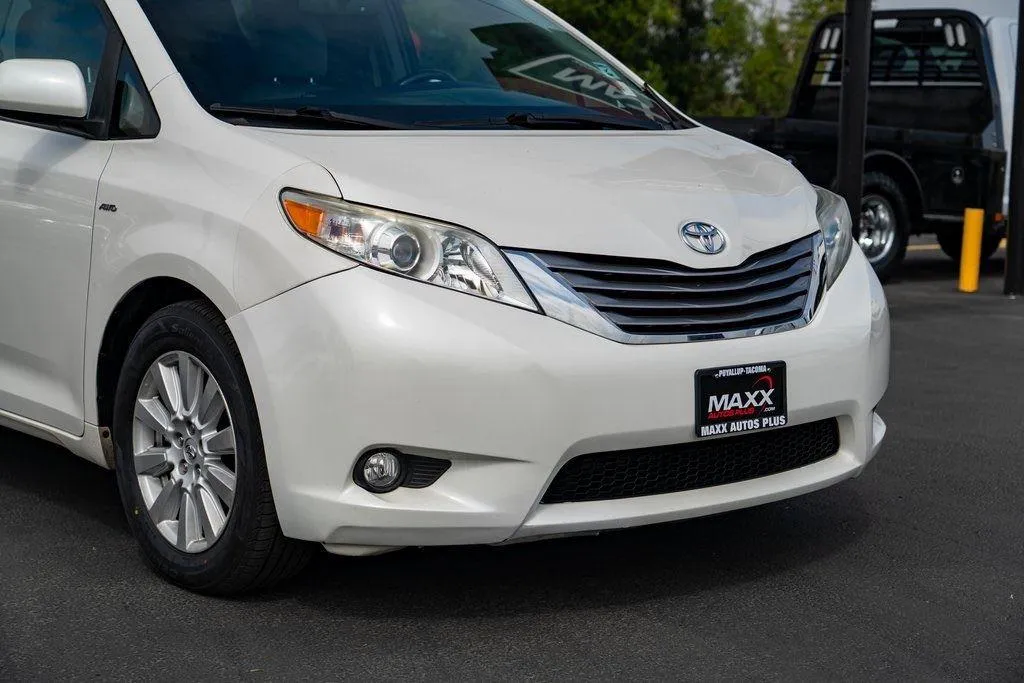 2017 Toyota Sienna XLE Premium photo 2