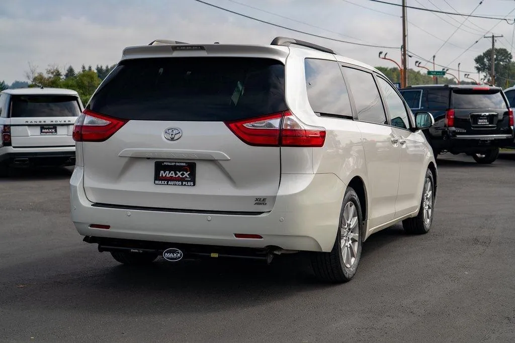 2017 Toyota Sienna XLE Premium photo 3