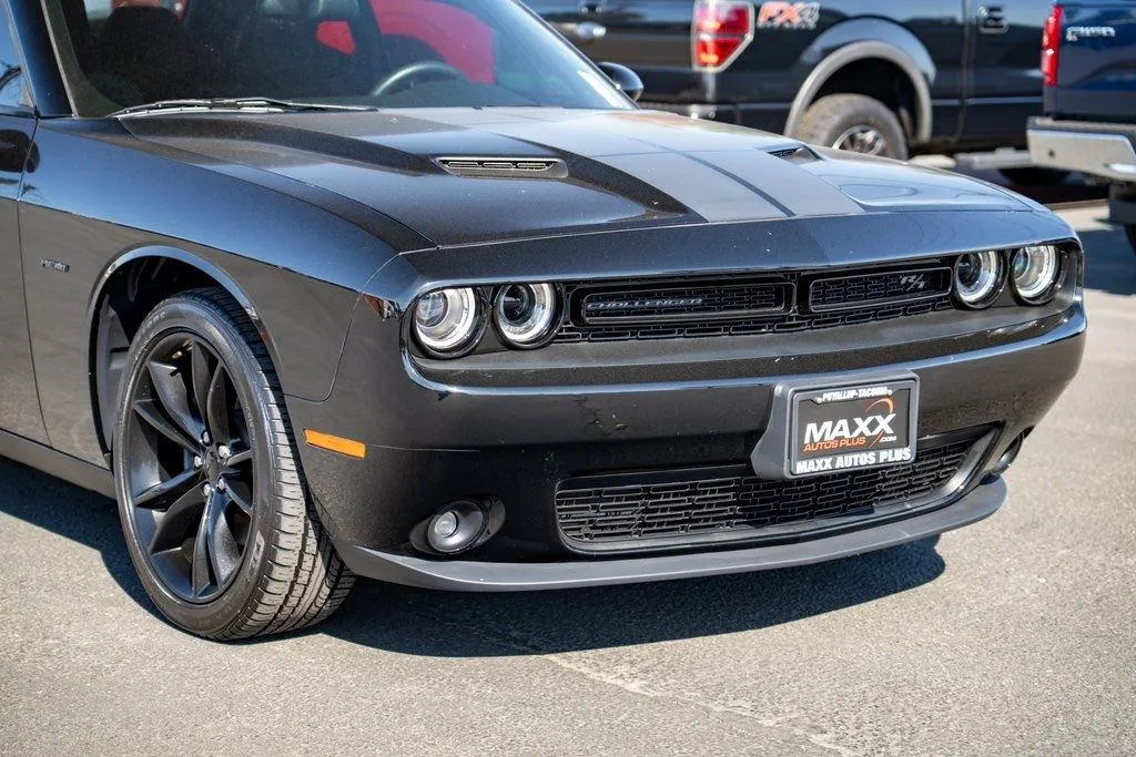 2016 Dodge Challenger SXT Plus photo 2