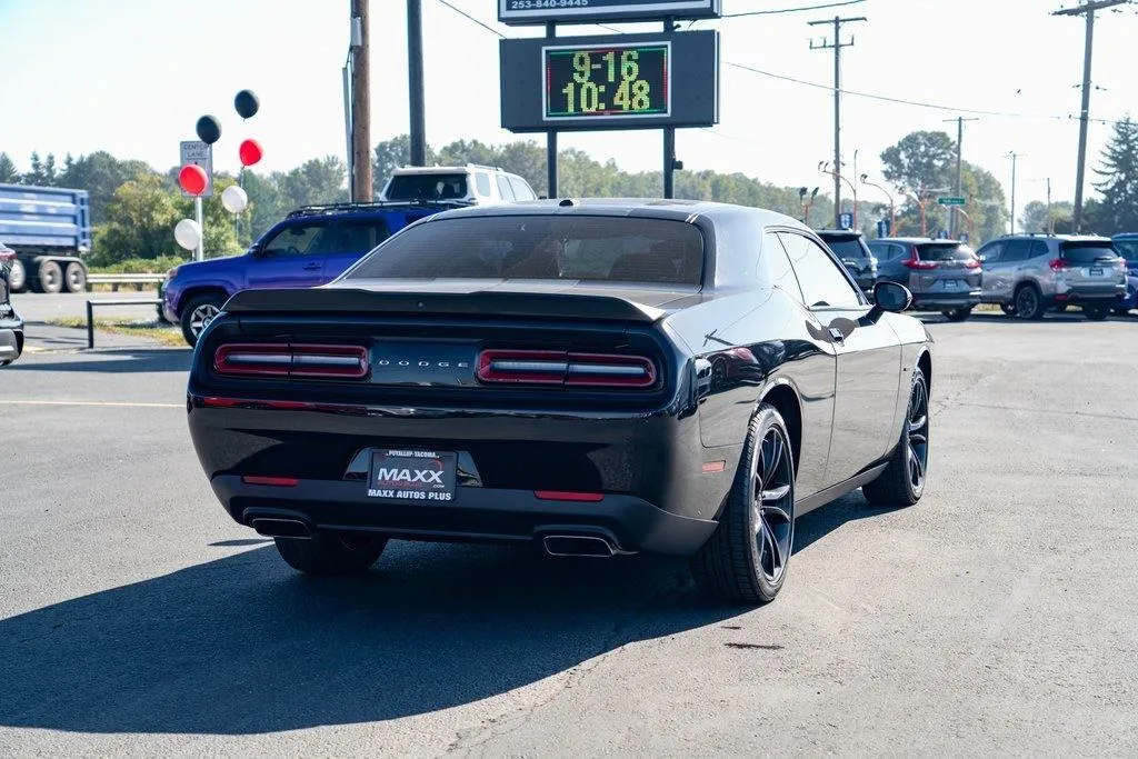2016 Dodge Challenger SXT Plus photo 3