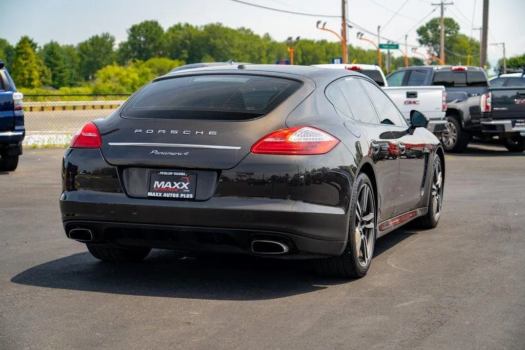 2013 Porsche Panamera 4 photo 2