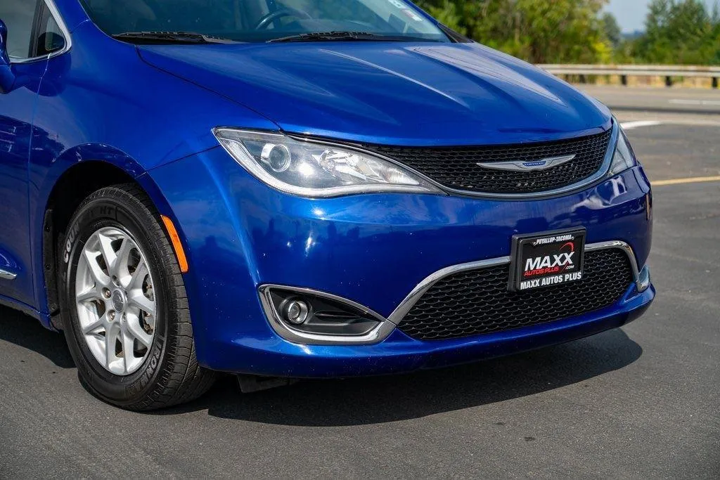 2020 Chrysler Pacifica Touring L photo 3