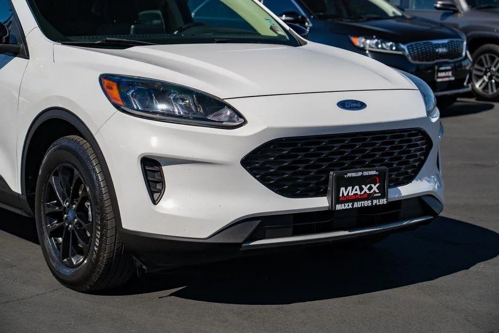 2020 Ford Escape SE Sport Hybrid photo 3