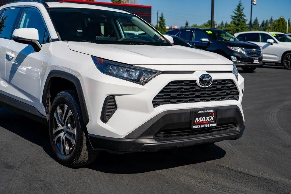 2021 Toyota RAV4 LE photo 2