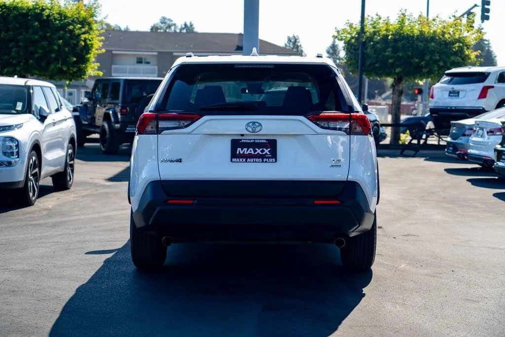 2021 Toyota RAV4 LE photo 3