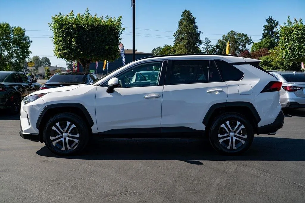 2021 Toyota RAV4 LE photo 4