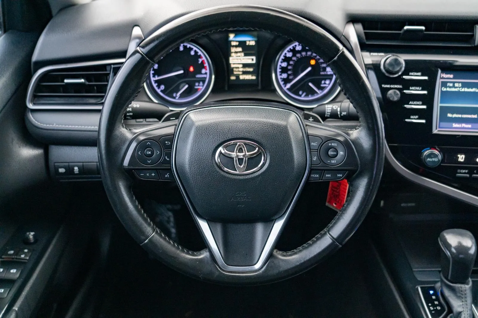 2020 Toyota Camry SE photo 3
