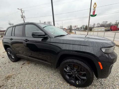 More photos of 2025 Jeep Grand Cherokee Limited at Glass Capital Chrysler Dodge Jeep RAM, IN