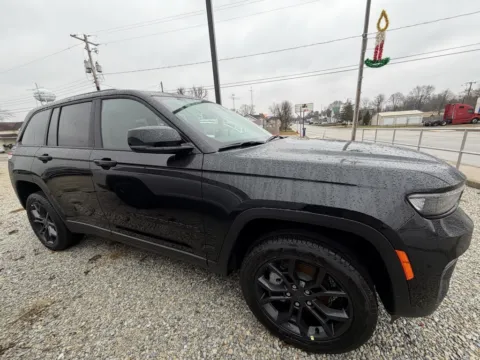 More photos of 2025 Jeep Grand Cherokee Limited at Glass Capital Chrysler Dodge Jeep RAM, IN