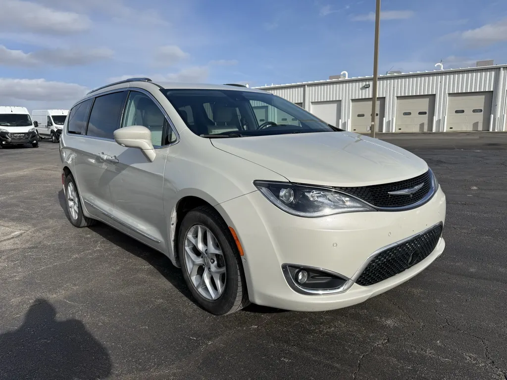 2017 Chrysler Pacifica Touring-L Plus