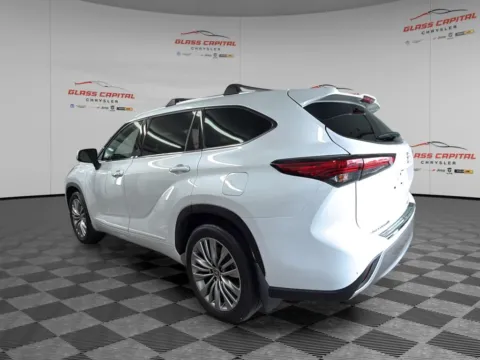 More photos of 2022 Toyota Highlander Platinum at Glass Capital Chrysler Dodge Jeep RAM, IN