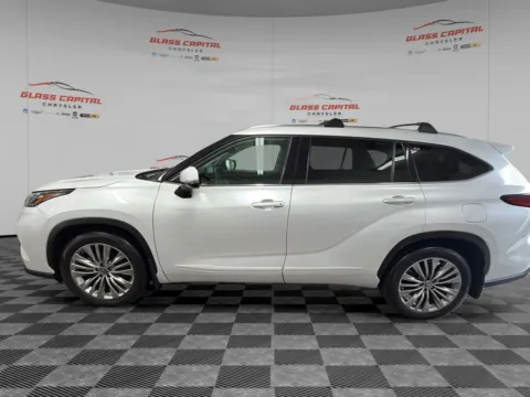 More photos of 2022 Toyota Highlander Platinum at Glass Capital Chrysler Dodge Jeep RAM, IN