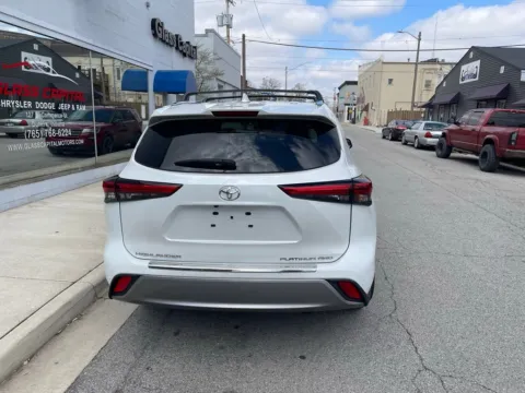 More photos of 2022 Toyota Highlander Platinum at Glass Capital Chrysler Dodge Jeep RAM, IN
