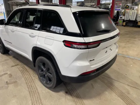 More photos of 2023 Jeep Grand Cherokee Altitude at Glass Capital Chrysler Dodge Jeep RAM, IN