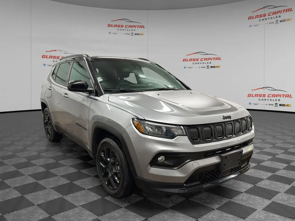 Silver 2022 Jeep Compass Altitude for sale in Dunkirk, IN