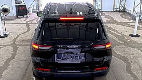 More photos of 2023 Jeep Grand Cherokee Altitude at Glass Capital Chrysler Dodge Jeep RAM, IN