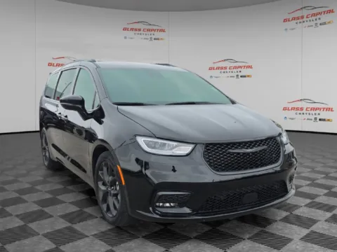 Black 2024 Chrysler Pacifica Limited for sale in Dunkirk, IN