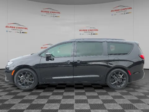 More photos of 2024 Chrysler Pacifica Limited at Glass Capital Chrysler Dodge Jeep RAM, IN