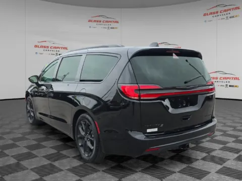 More photos of 2024 Chrysler Pacifica Limited at Glass Capital Chrysler Dodge Jeep RAM, IN