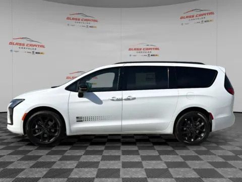 More photos of 2027 Chrysler Pacifica Select at Glass Capital Chrysler Dodge Jeep RAM, IN