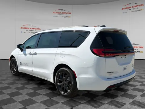 More photos of 2027 Chrysler Pacifica Select at Glass Capital Chrysler Dodge Jeep RAM, IN