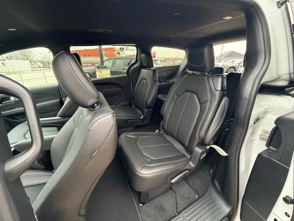 2026 Chrysler Pacifica Select - Photo 10