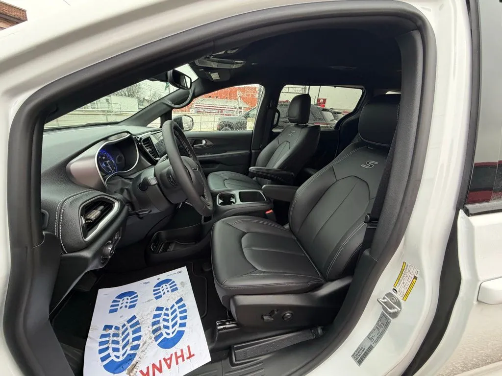 2026 Chrysler Pacifica Select - Photo 9