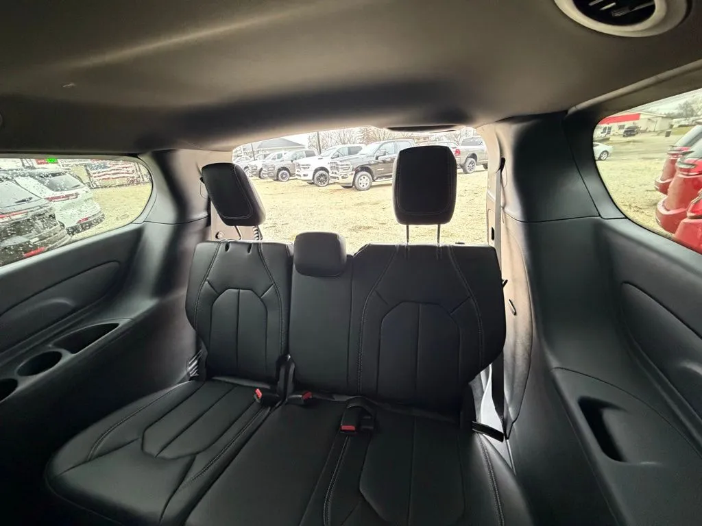 2026 Chrysler Pacifica Select - Photo 11