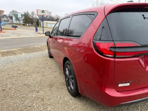 More photos of 2026 Chrysler Pacifica Select at Glass Capital Chrysler Dodge Jeep RAM, IN
