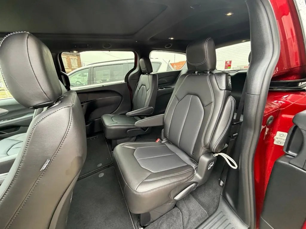 2026 Chrysler Pacifica Select - Photo 10