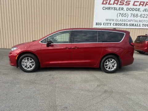 More photos of 2025 Chrysler Pacifica Select at Glass Capital Chrysler Dodge Jeep RAM, IN