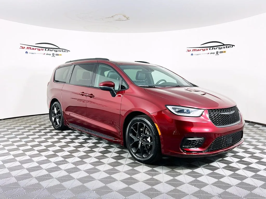 2023 Chrysler Pacifica Touring L for sale in Saint Marys, OH