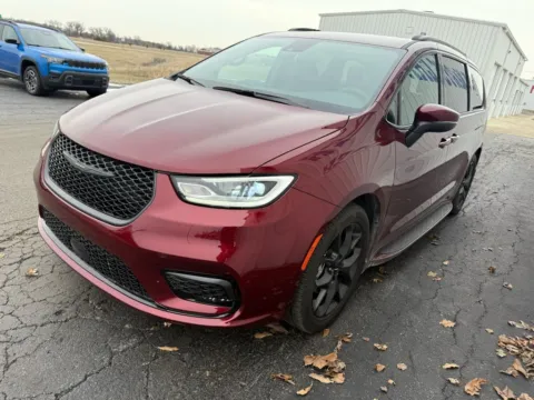 More photos of 2023 Chrysler Pacifica Touring L at St. Marys Chrysler Dodge Jeep, OH