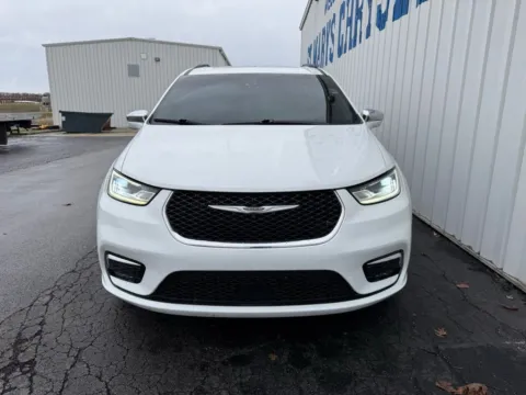 Another view of 2022 Chrysler Pacifica Limited for sale in Saint Marys, OH at St. Marys Chrysler Dodge Jeep