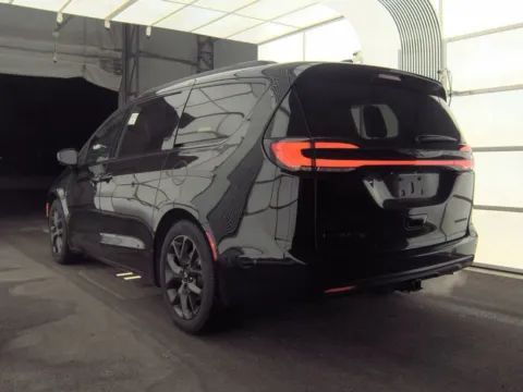 More photos of 2025 Chrysler Pacifica Limited at St. Marys Chrysler Dodge Jeep, OH