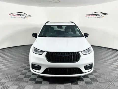 Another view of 2025 Chrysler Pacifica Limited for sale in Saint Marys, OH at St. Marys Chrysler Dodge Jeep