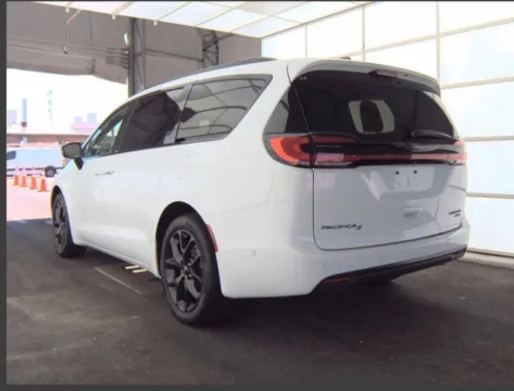 More photos of 2025 Chrysler Pacifica Limited at St. Marys Chrysler Dodge Jeep, OH