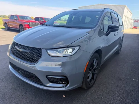 More photos of 2025 Chrysler Pacifica Limited at St. Marys Chrysler Dodge Jeep, OH