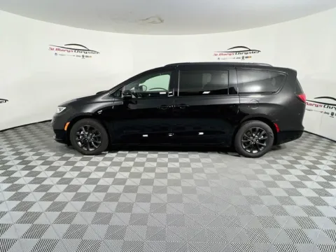 More photos of 2025 Chrysler Pacifica Select at St. Marys Chrysler Dodge Jeep, OH