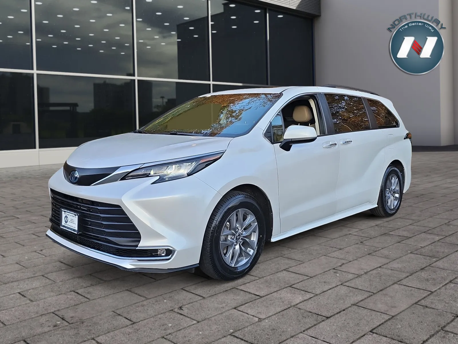 2022 Toyota Sienna XLE's photo