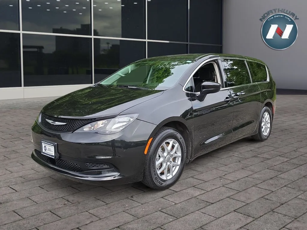 2022 Chrysler Voyager LX's photo