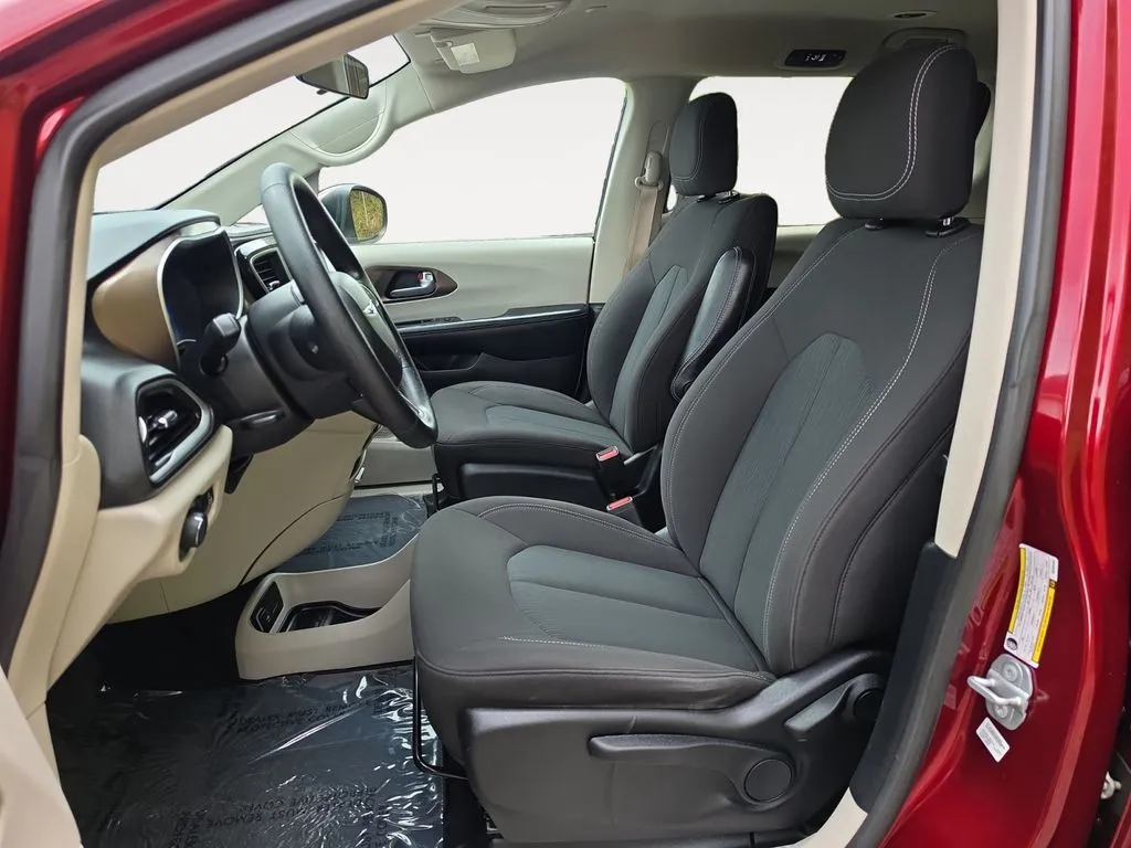 2021 Chrysler Voyager L - Photo 9