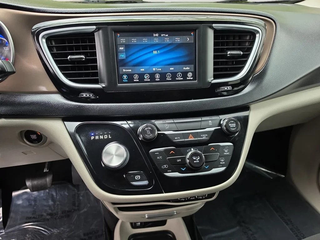 2021 Chrysler Voyager L - Photo 11
