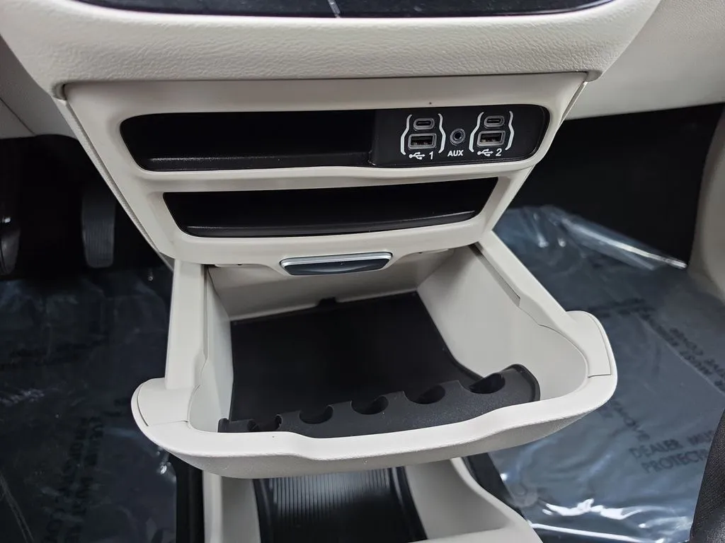 2021 Chrysler Voyager L - Photo 17