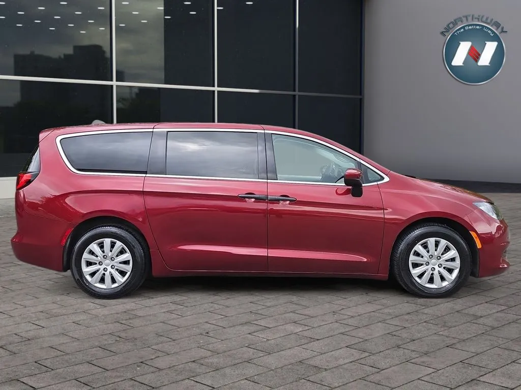 2021 Chrysler Voyager L - Photo 6