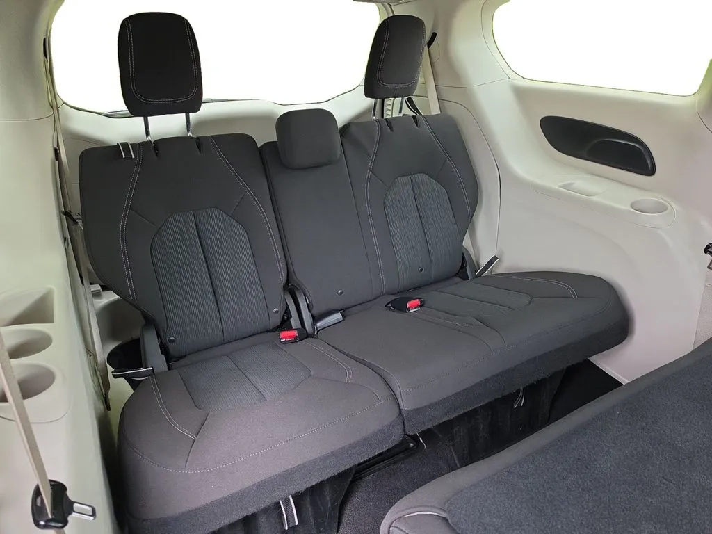 2021 Chrysler Voyager L - Photo 14
