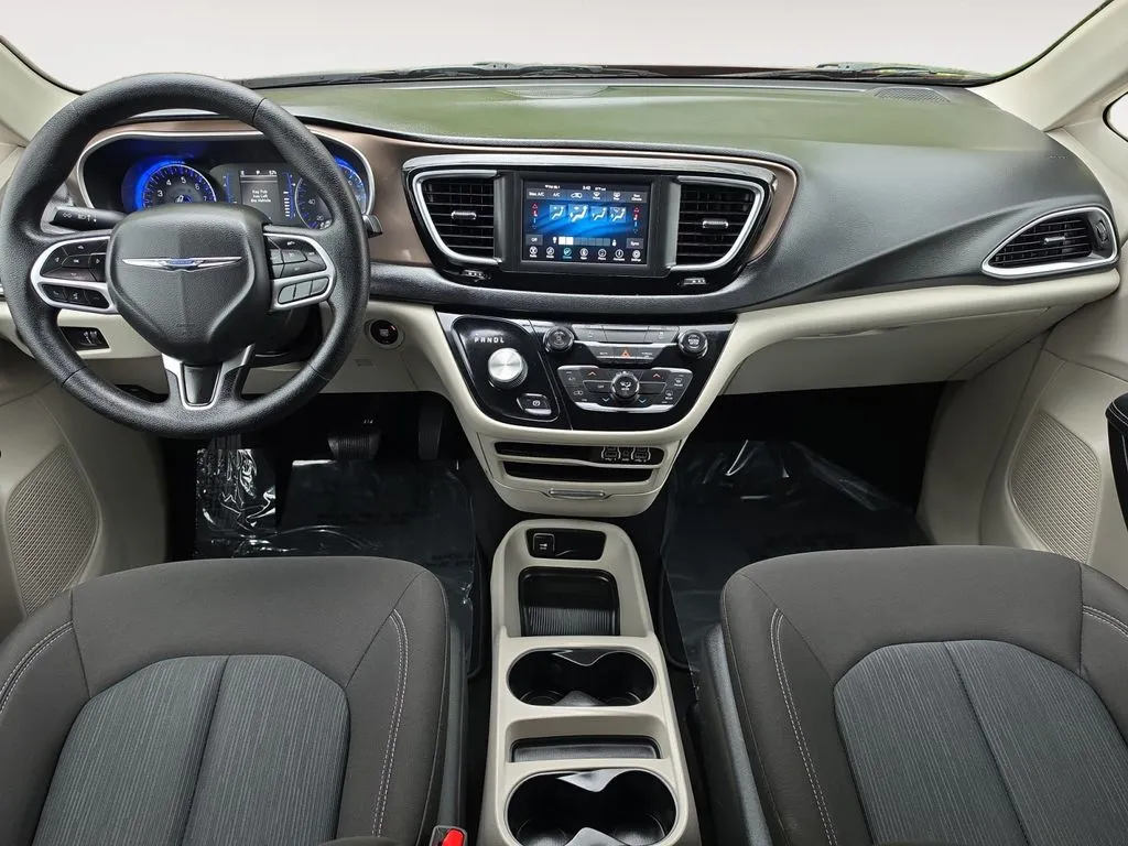 2021 Chrysler Voyager L - Photo 10