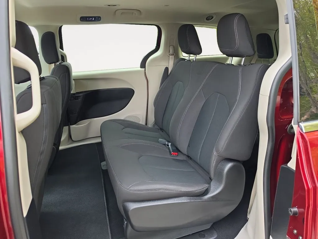2021 Chrysler Voyager L - Photo 13